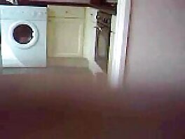 ორი კაცი და პატარა ჯუნა აიკავა